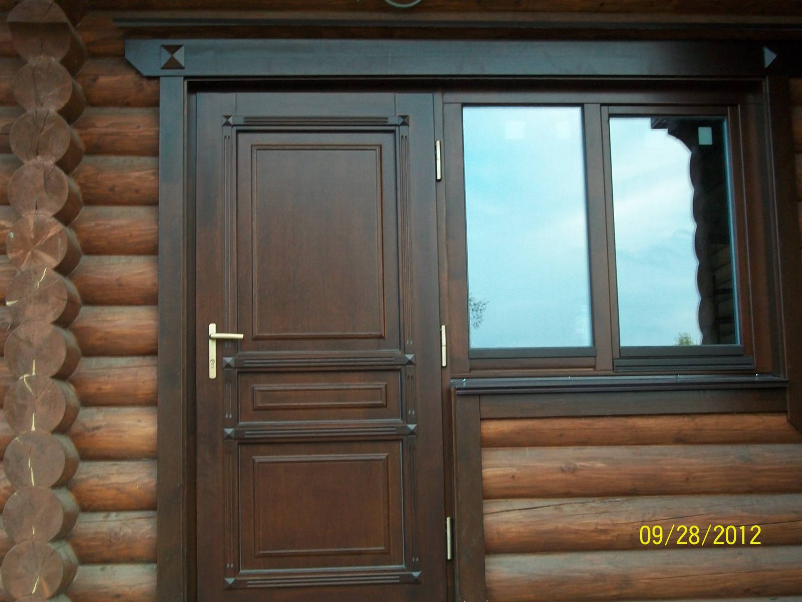 Железная дверь в деревянном доме. Пластиковая дверь в деревянном доме. Пластиковая дверь в срубе. Двери в деревянном доме. Входная дверь в деревянный дом.